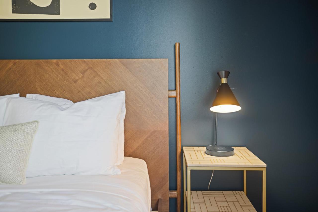 Placemakr Premier Sobro Nashville Exterior photo A lamp on a nightstand