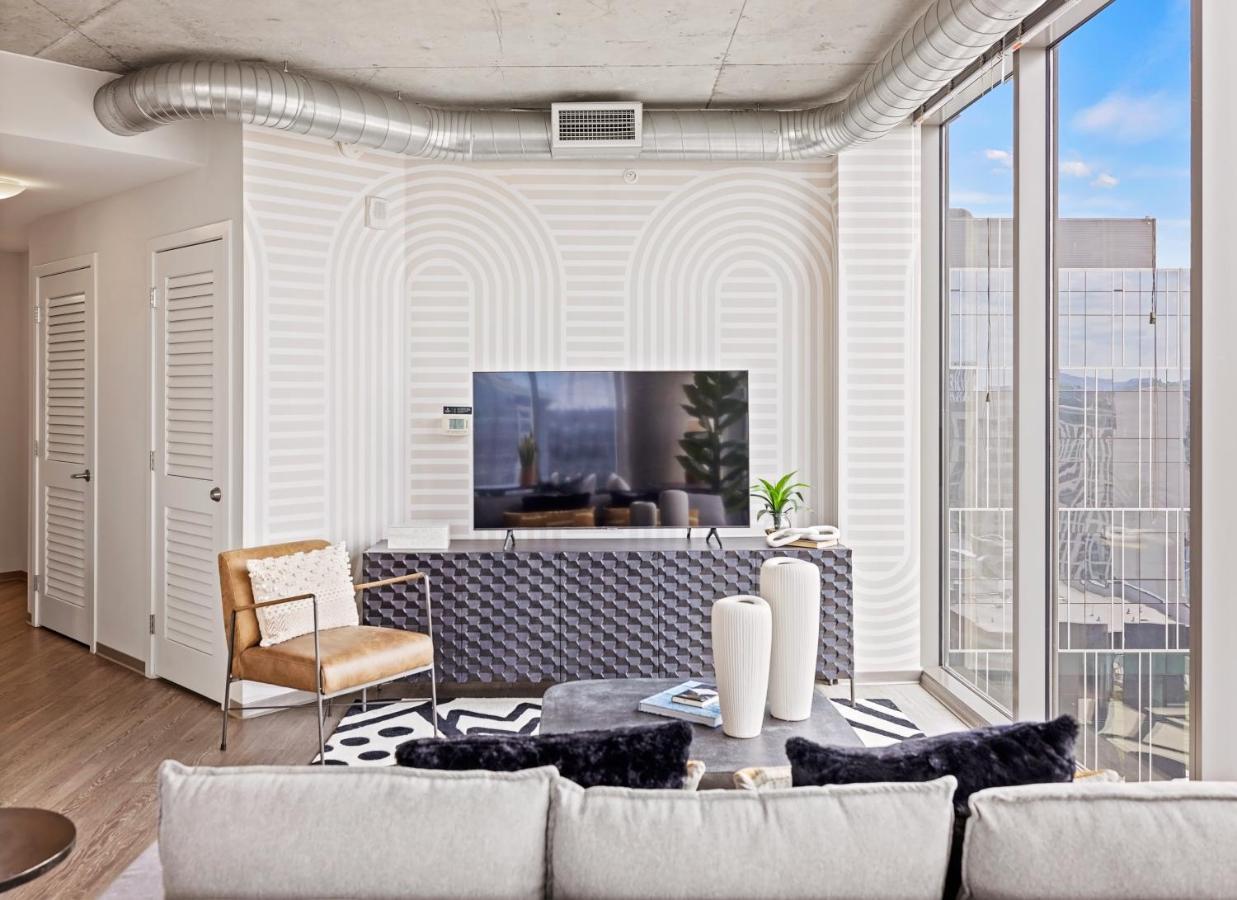 Placemakr Premier Sobro Nashville Exterior photo A living room at 1001 Olympic