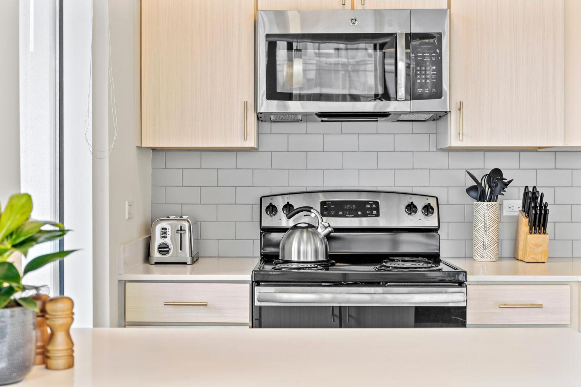 Placemakr Premier Sobro Nashville Exterior photo A microwave oven above a stove